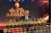 William Bonner recebe 33 troféus acumulados do SBT em homenagem histórica