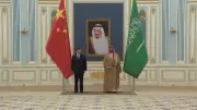 Xi Jinping defende tráfego normal no estreito de Ormuz e cessar-fogo total em conversa com príncipe saudita