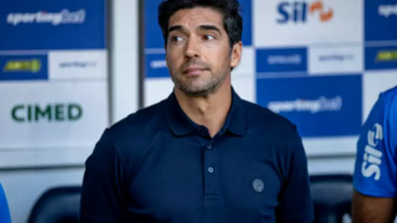 Abel Ferreira exibe dedo do meio a Flaco López em vitória do Palmeiras
