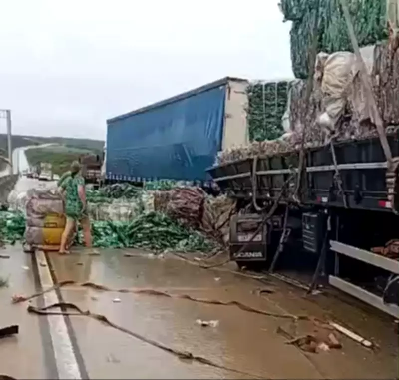 Acidente com três carretas na BR-304 em Macaíba deixa feridos leves