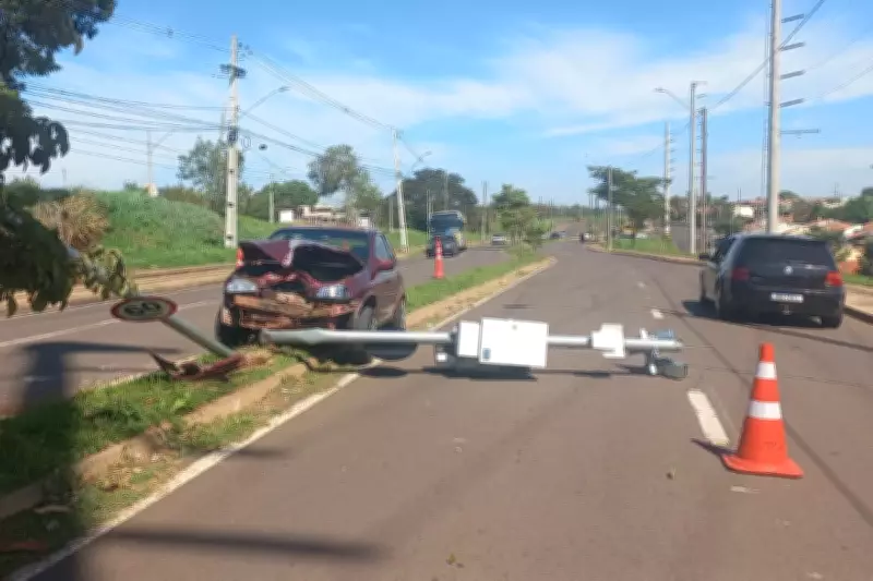 Acidente derruba radar e deixa ferido em Presidente Prudente