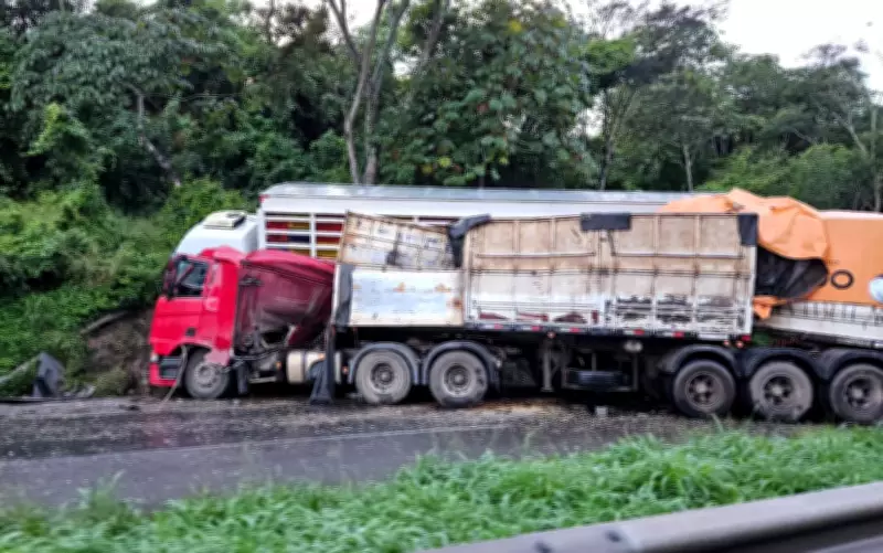 Acidente entre caminhões interdita BR-324 em Conceição do Jacuípe