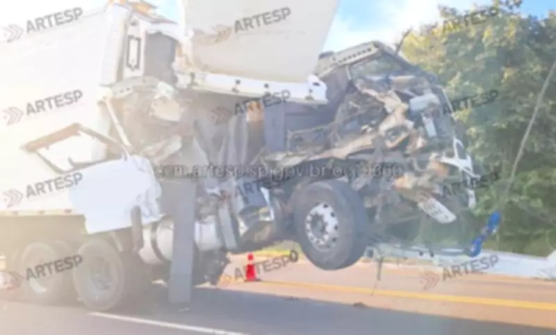 Acidente entre carretas interdita Raposo Tavares em Piraju