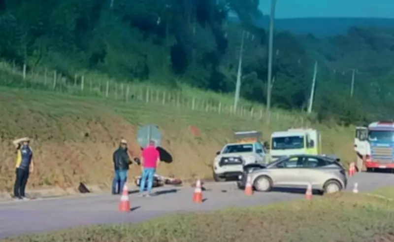 Acidente entre carro, caminhão e moto interdita rodovia SP-249 em Itapeva