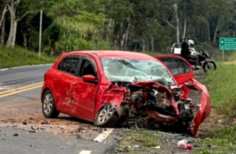 Acidente entre dois carros e caminhão deixa quatro feridos na BR-267 em Bicas