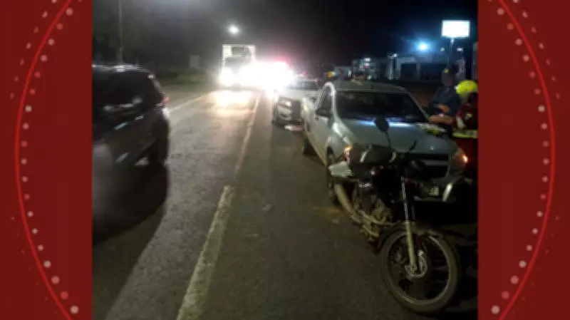 Acidente entre dois carros e moto deixa mulher ferida em Ponta Grossa