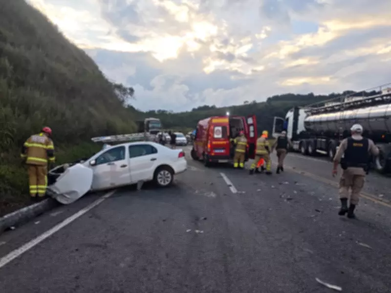 Acidente grave entre carro e carreta deixa duas pessoas feridas em Barbacena