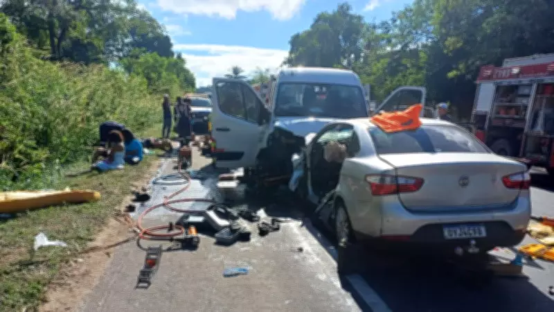 Acidente grave entre carro, van e moto deixa um morto e 18 feridos na BR-101 em Linhares