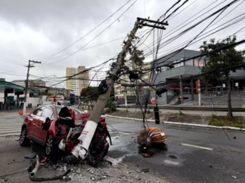 Acidente na Avenida Corifeu derruba poste e deixa dois jovens feridos em SP