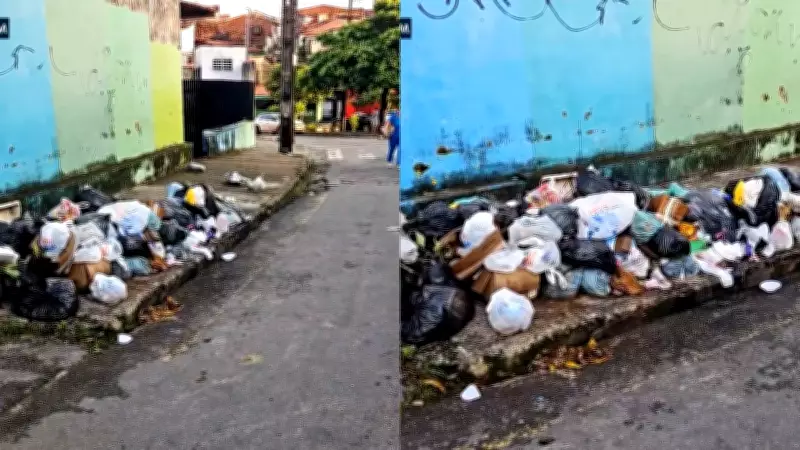Acúmulo de lixo em calçada de posto de saúde na Liberdade gera reclamações