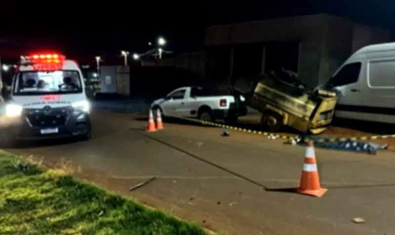 Adolescente morre e outro fica ferido após carro bater em veículos estacionados em Rio Verde