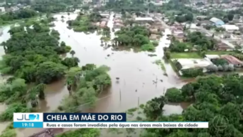 Alagamentos em Mãe do Rio após transbordamento de igarapé deixam ruas inundadas