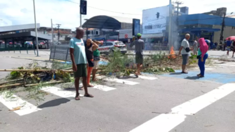 Ambulantes protestam e bloqueiam terminal da Lagoa em João Pessoa