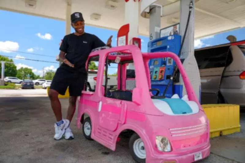 Americano adapta carrinho da Barbie para driblar preço da gasolina