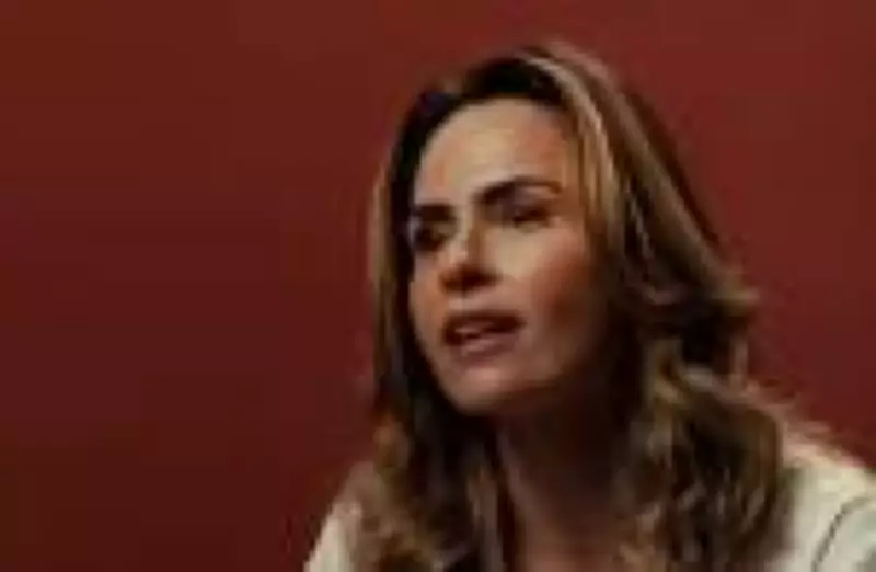 Ana Paula Renault emociona em depoimento sobre pressão social em novela