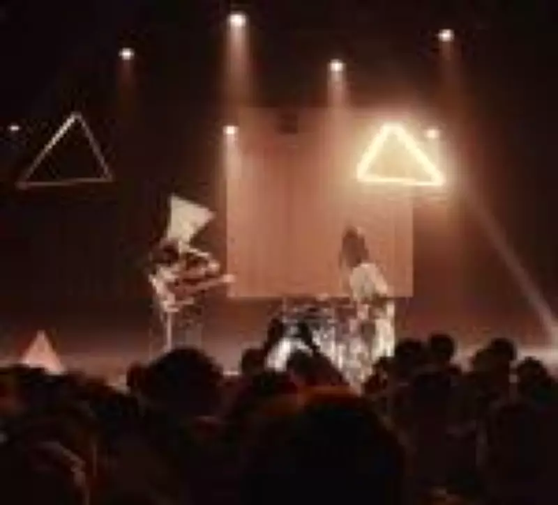 Angine de Poitrine: o duo excêntrico que virou fenômeno musical