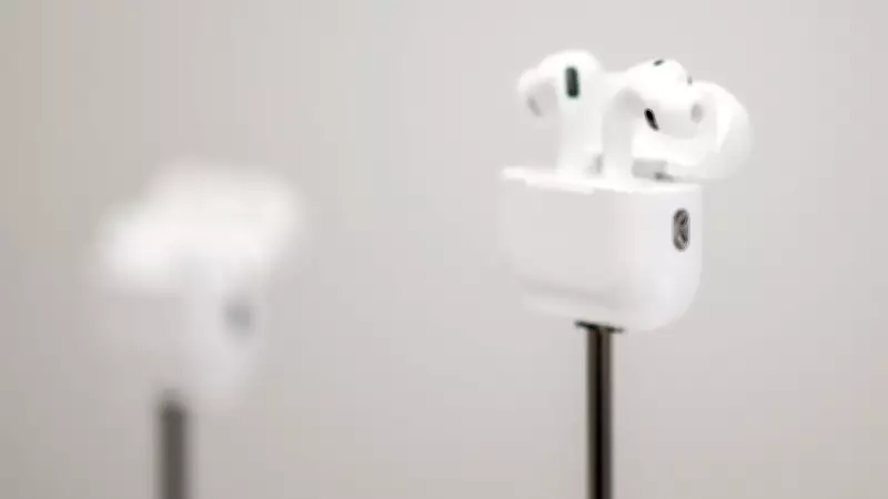 Apple planeja AirPods Ultra com câmeras infravermelhas para 2025