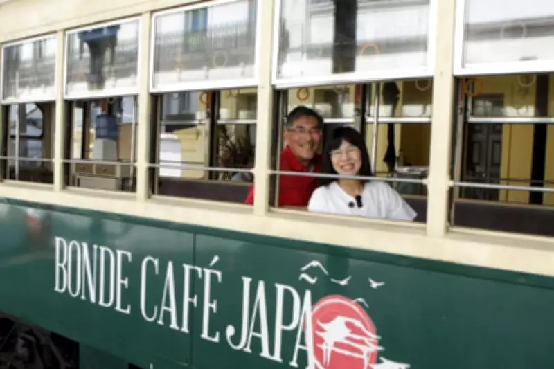 Após 40 anos, casal reencontra no Brasil bonde que marcou início do amor no Japão