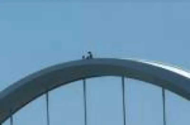 Ativista escala ponte em Washington contra guerra no Irã e IA