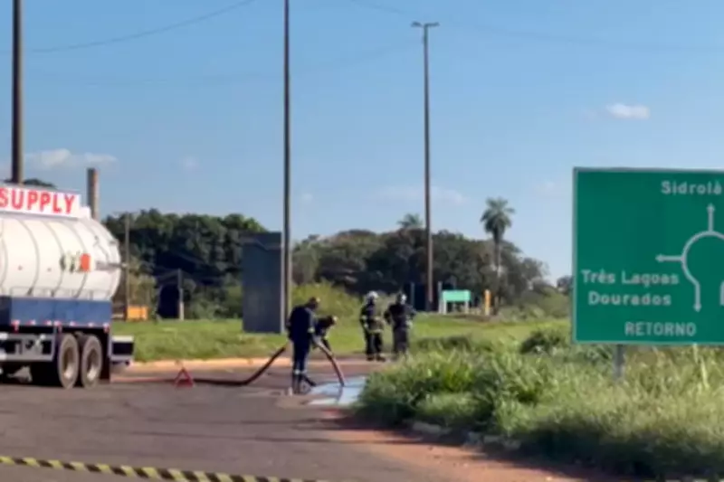 Avenida de Campo Grande interditada após tombamento de caminhão-tanque com etanol