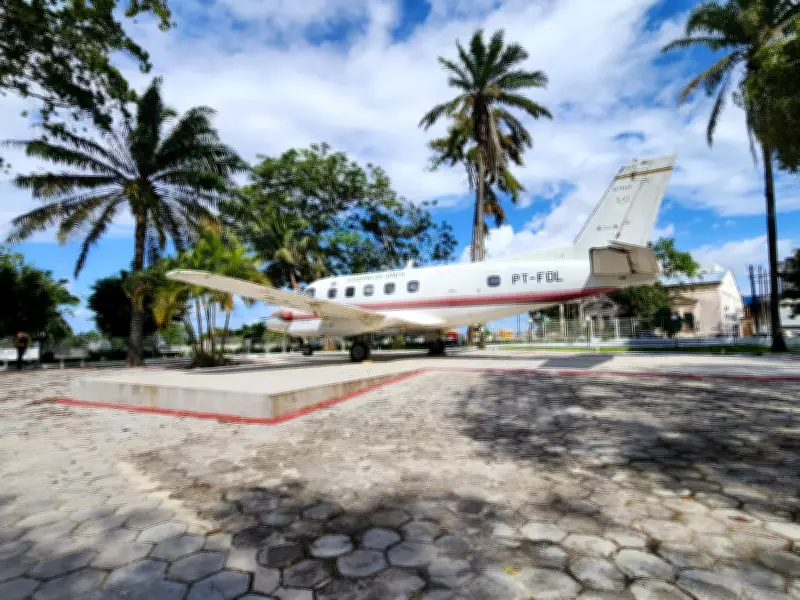 Avião Bandeirante do ex-território é transportado para o Parque Residência em Macapá