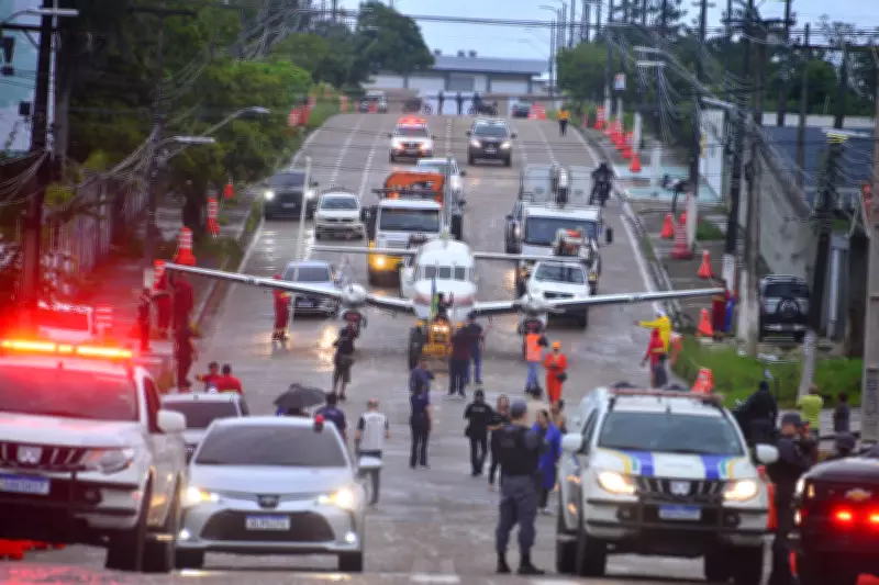 Avião Bandeirante é transportado para Parque Residência em Macapá