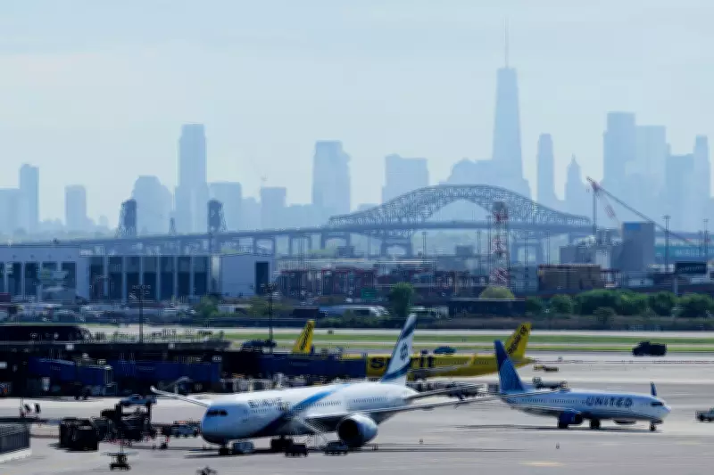 Avião da United colide com poste em New Jersey; passageiros ilesos