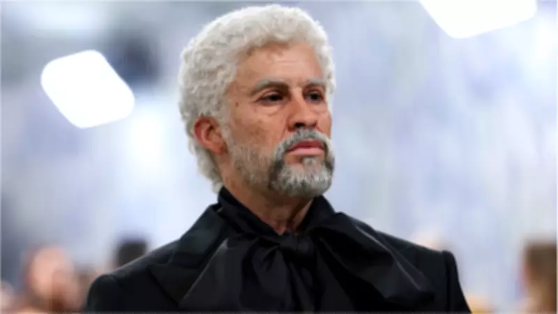 Bad Bunny choca no Met Gala 2026 com visual envelhecido e bengala