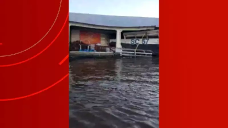 Balsa com contêineres colide e destrói flutuante no Rio Amazonas