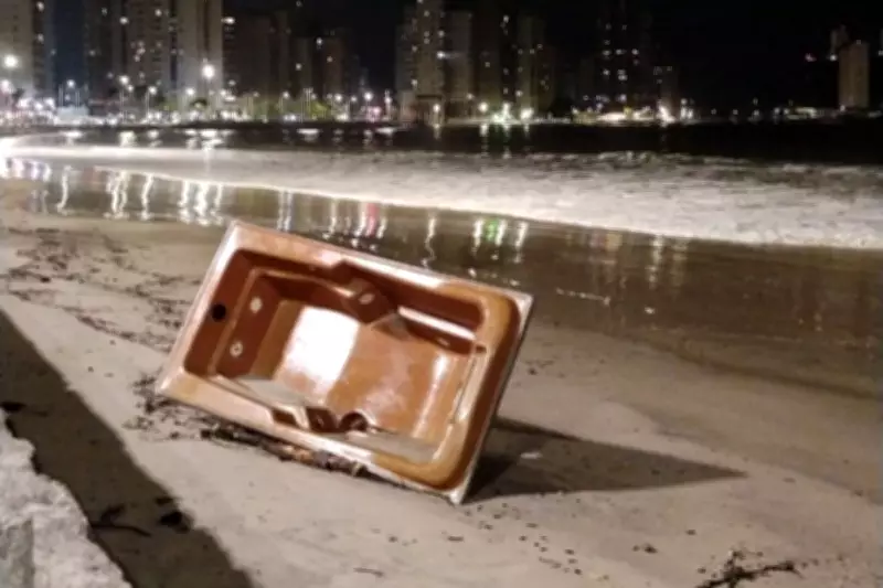 Banheira surge em praia de São Vicente e intriga moradores