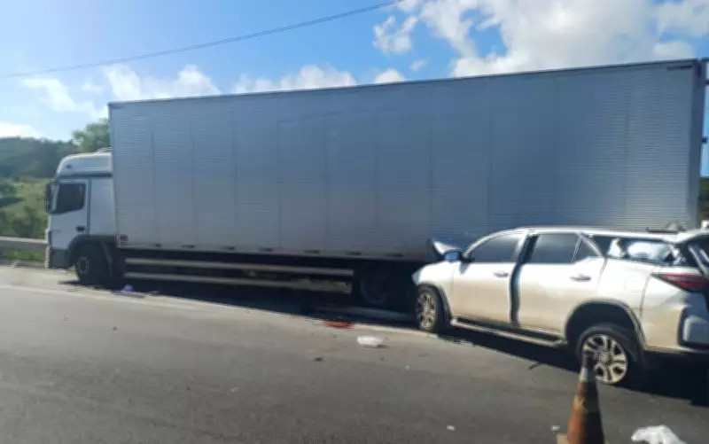 Batida entre carro e caminhão na BR-116 em Feira de Santana deixa 1 morto e 3 feridos