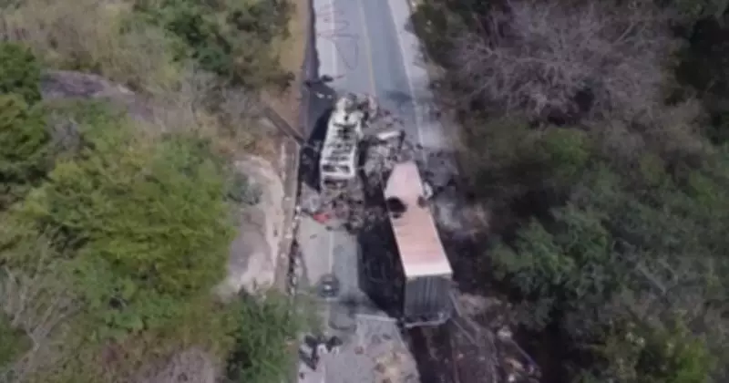 Batida entre ônibus e carreta na BR-251 deixa oito mortos e nove feridos em MG