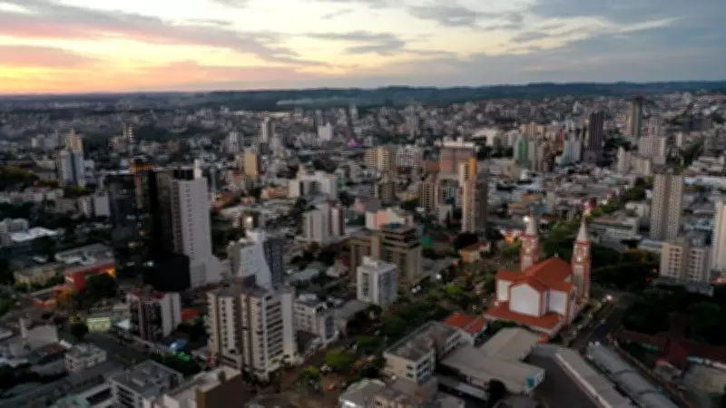 Bebê morre atropelado pelo pai ao manobrar carro na garagem em Chapecó