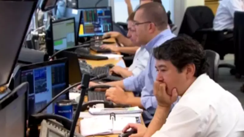 Bolsa cai ao menor nível desde janeiro com tensão política; dólar sobe