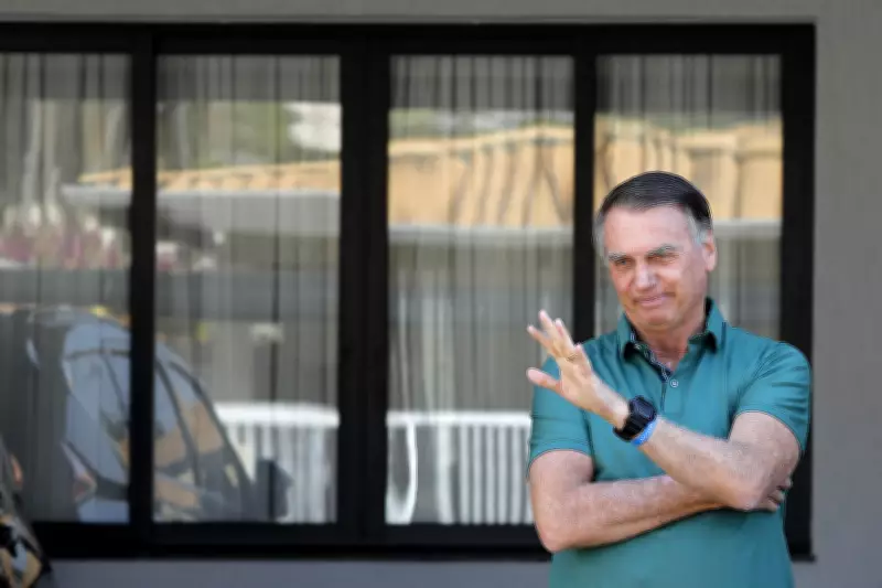 Bolsonaro internado para cirurgia no ombro após autorização de Moraes