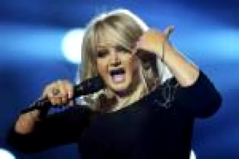 Bonnie Tyler em coma induzido após cirurgia intestinal de emergência