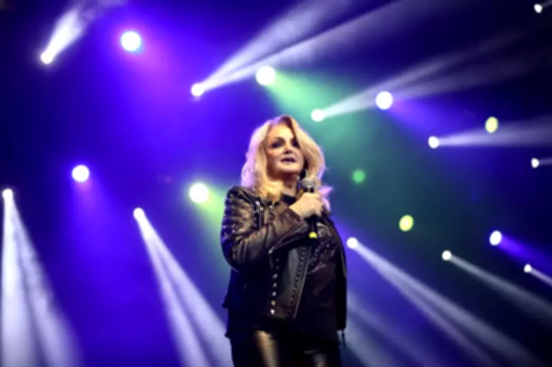 Bonnie Tyler se recupera após cirurgia intestinal de emergência