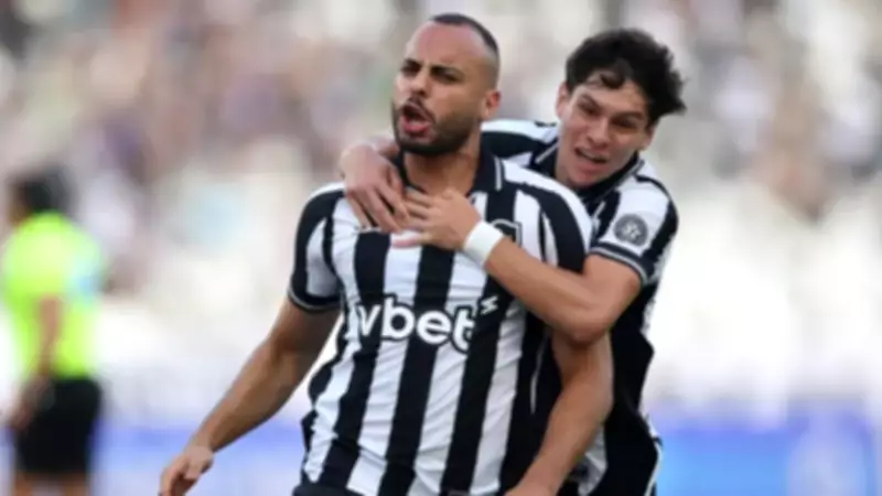 Botafogo vence Corinthians com hat-trick de Arthur Cabral e salta na tabela