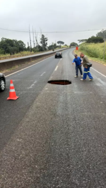 BR-050 totalmente interditada por erosão de 6 metros em Uberaba