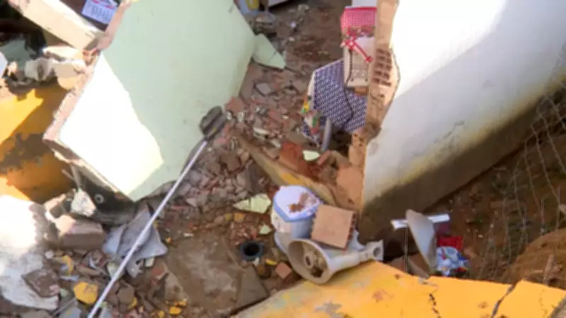 Caminhão atinge casa e destrói quatro cômodos em Rio Bananal