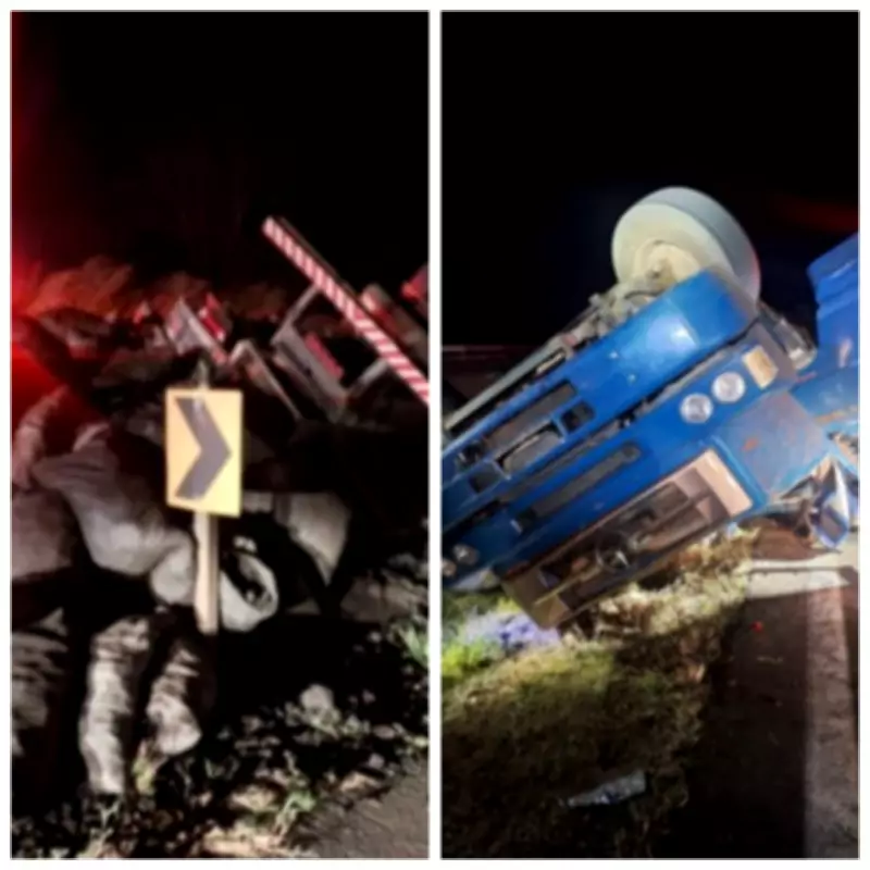 Caminhão com carvão tomba na BR-135 em Curvelo; motorista fica ferido