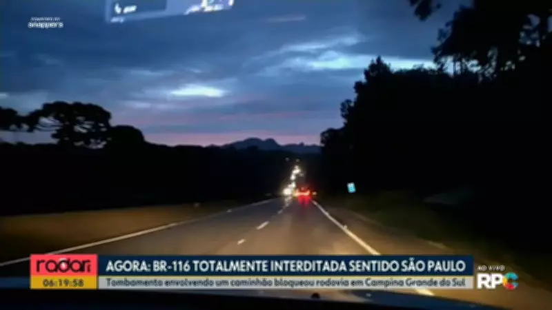 Caminhão com ácido fluorídrico tomba e interdita BR-116 em Campina Grande do Sul