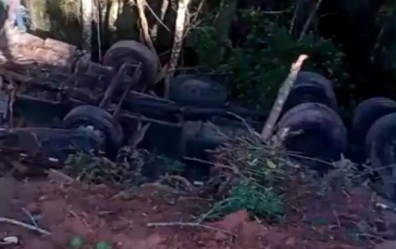 Caminhão com tijolos tomba e cai em ribanceira na Raposo Tavares em SP