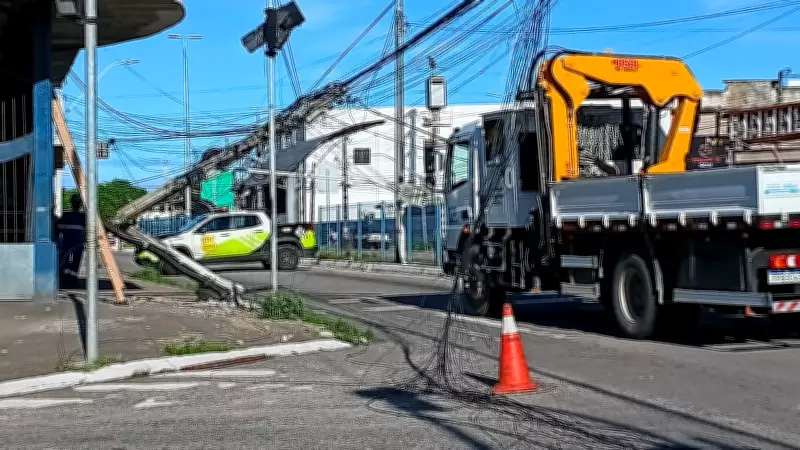 Caminhão derruba poste e interdita avenida em Natal; trânsito desviado