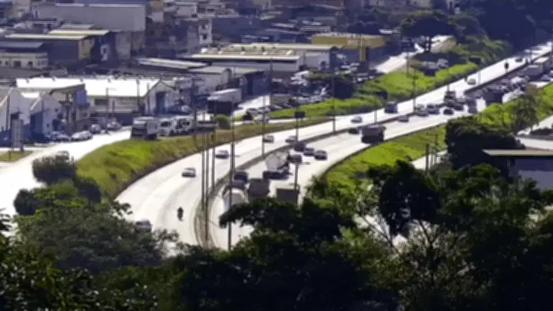 Caminhão desgovernado causa engavetamento com 10 veículos no Anel Rodoviário de BH