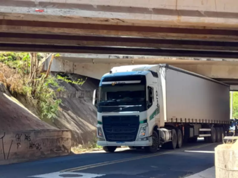 Caminhão entalado sob viaduto da Marechal Rondon em Bauru interdita via