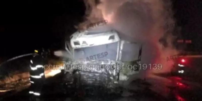 Caminhão pega fogo após colisão na Rodovia Castello Branco em Bofete