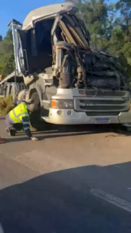 Caminhão tomba na BR-040 em Sete Lagoas e motorista morre preso às ferragens