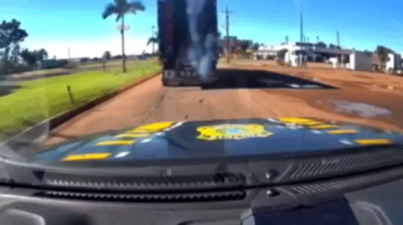 Caminhoneiro joga mochila com cocaína pela janela durante perseguição no PR