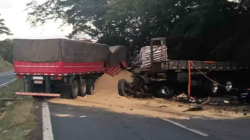 Caminhoneiro morre em grave acidente com três caminhões na BR-153 em Centralina